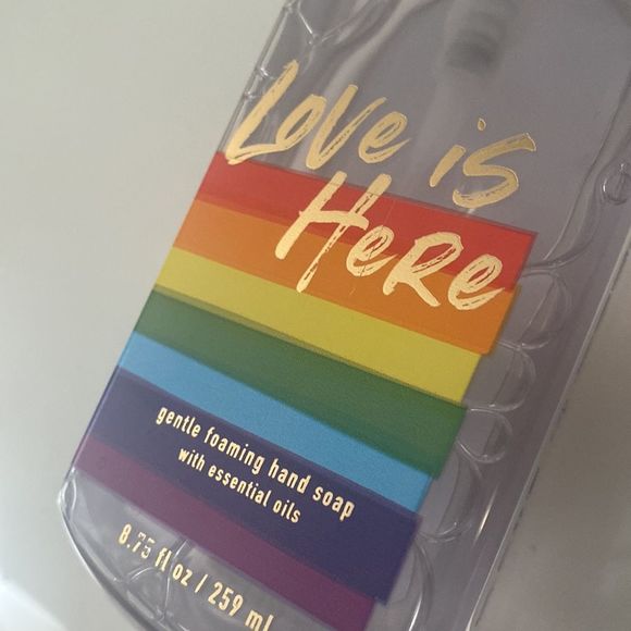 Bath and Body Works Love is Here Foaming Hand soap sweet mint & rain scent - Picture 2 of 4